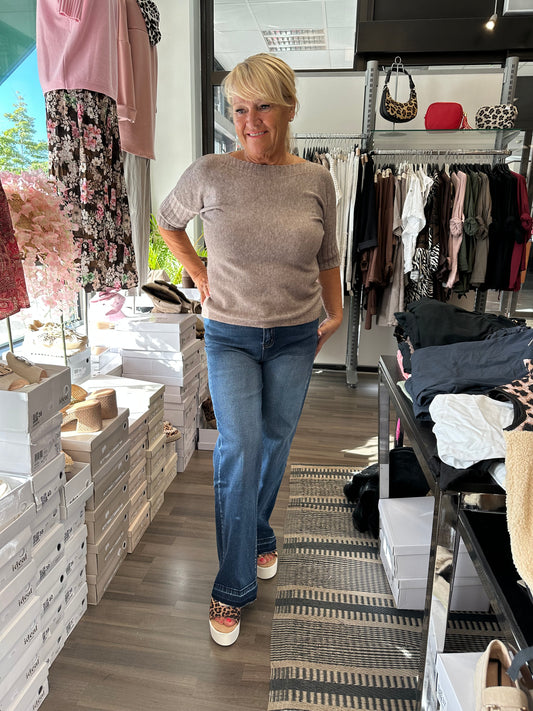 Leveälahkeinen farkku rispatuilla lahkeilla