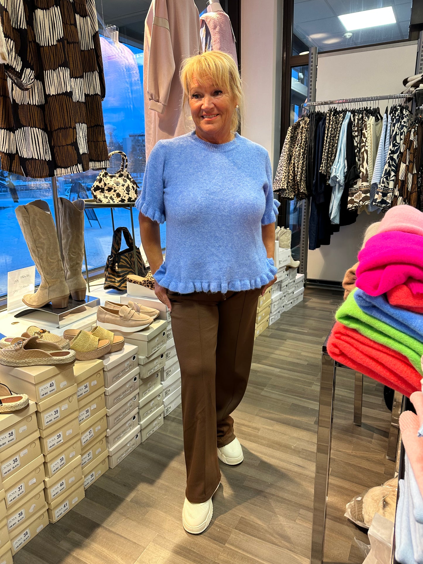 Neulepusero frillahelmalla sininen