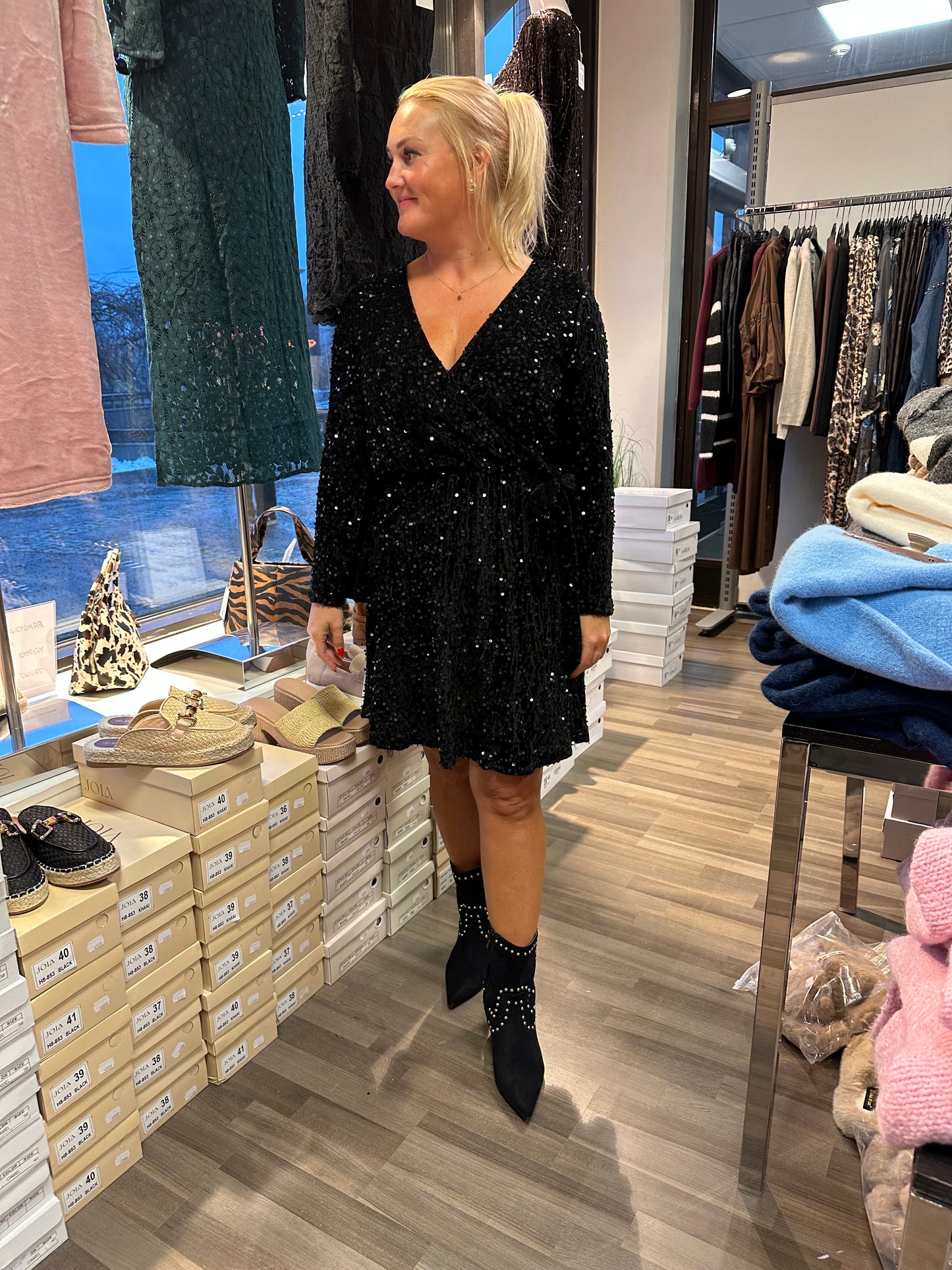 Kietaisumallinen paljettimekko