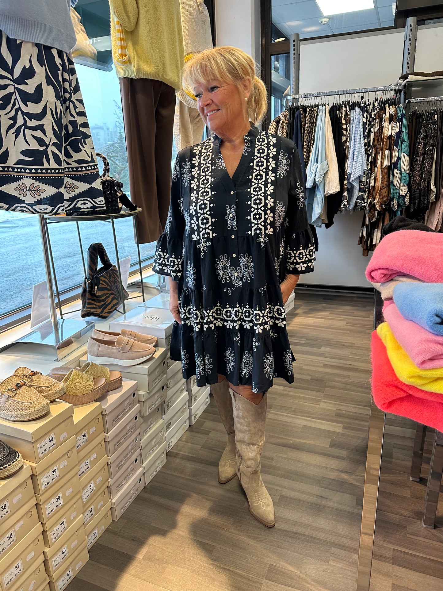 Lyhyt frillamekko musta-valkea