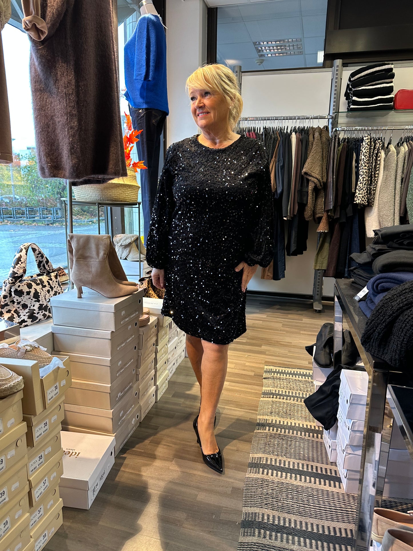 Samettinen paljettimekko musta