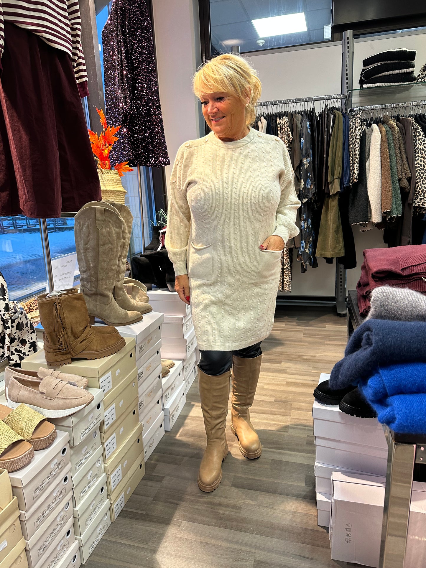 Neuletunika/mekko vaalea beessi