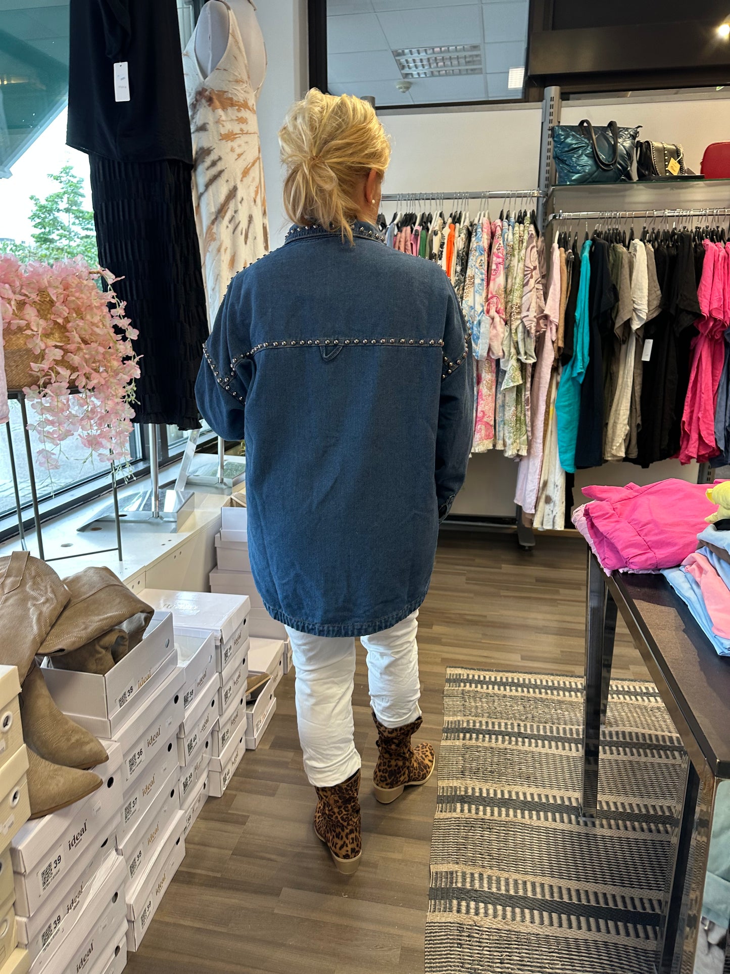 Farkkutakki niiteillä