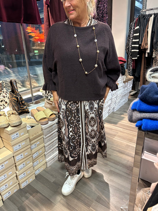 Neule frillahihoilla ruskea