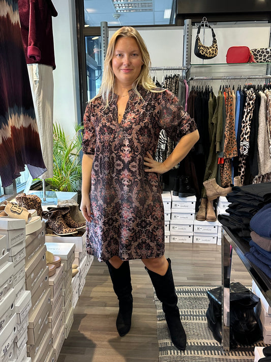 Kuviollinen mekko musta