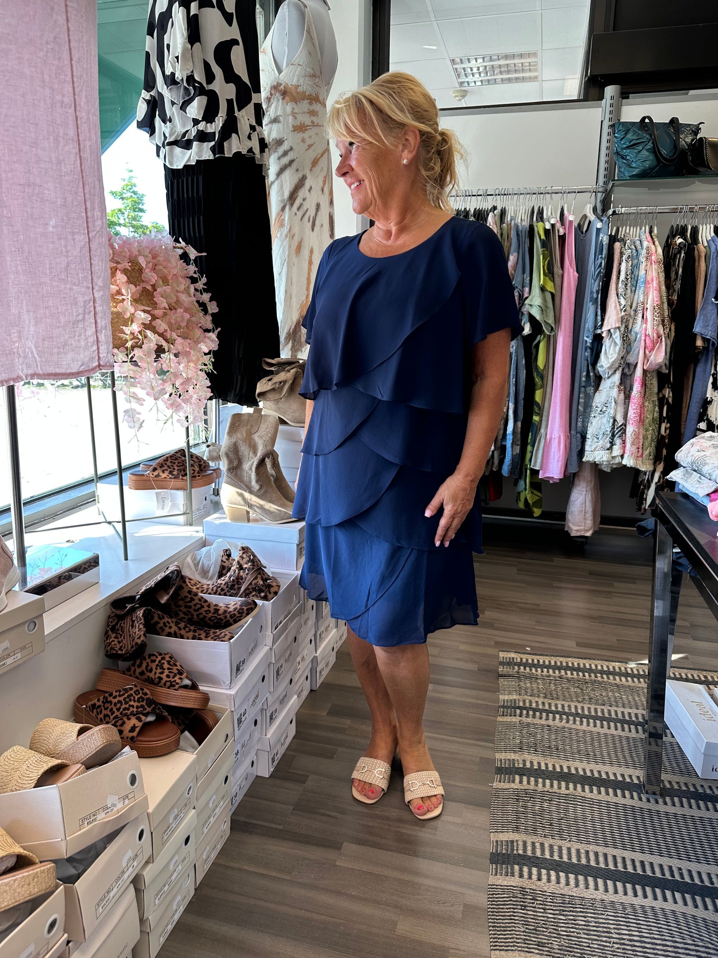 Lyhyt sifonkimekko tummansininen