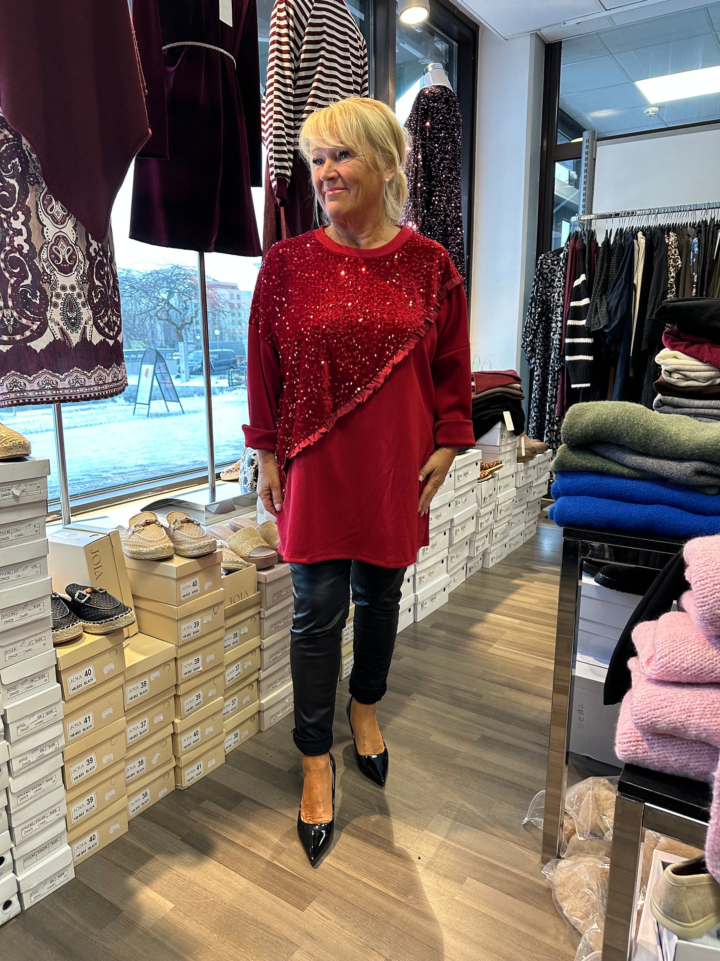 Plussize paljettipusero punainen