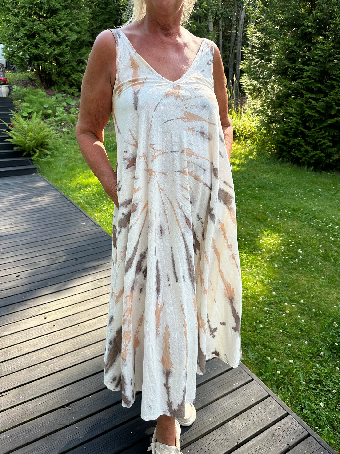 Hihaton puuvilla-pellavamekko ruskea