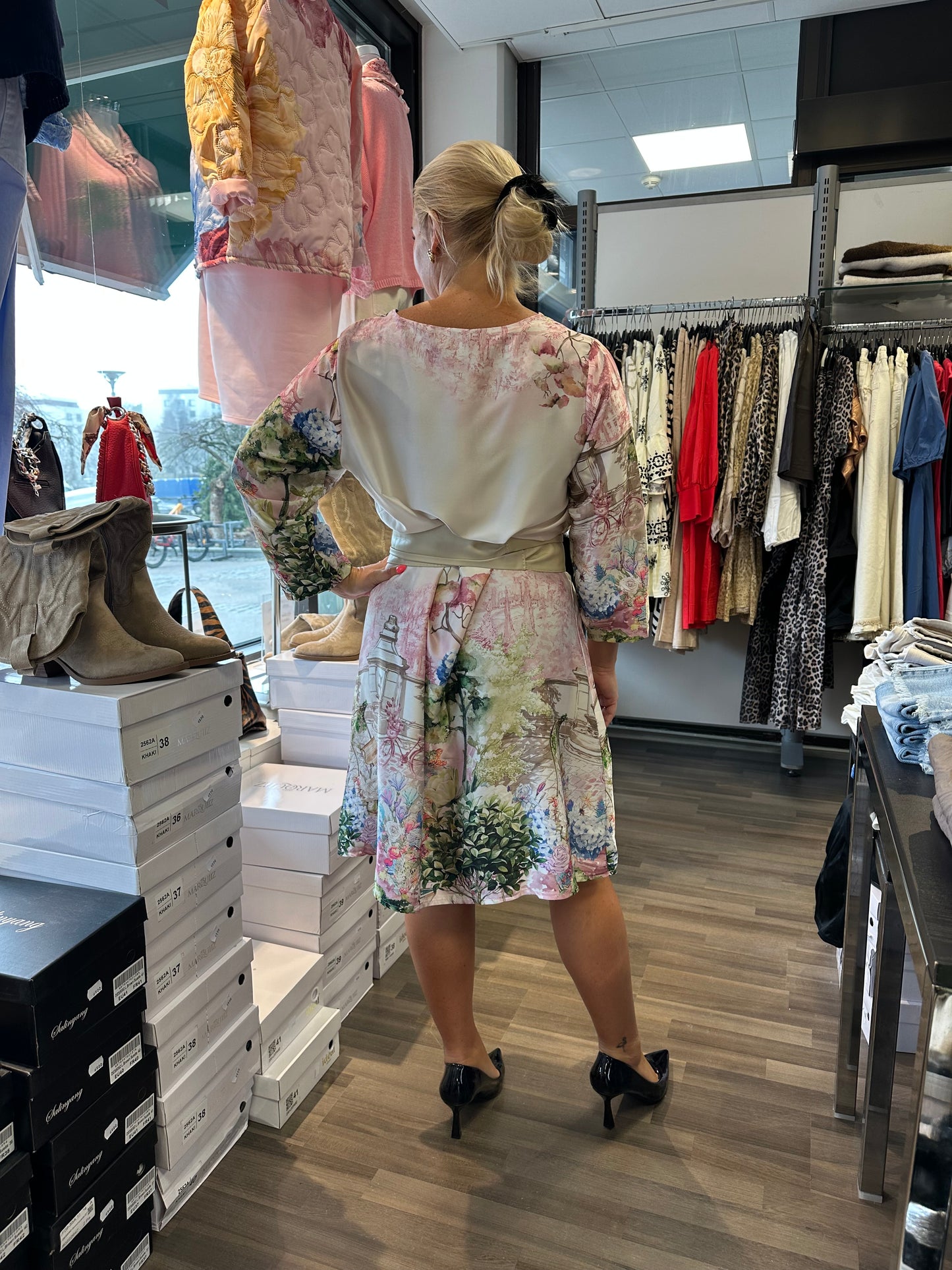 Suoralinjainen mekko puutarhakuosilla