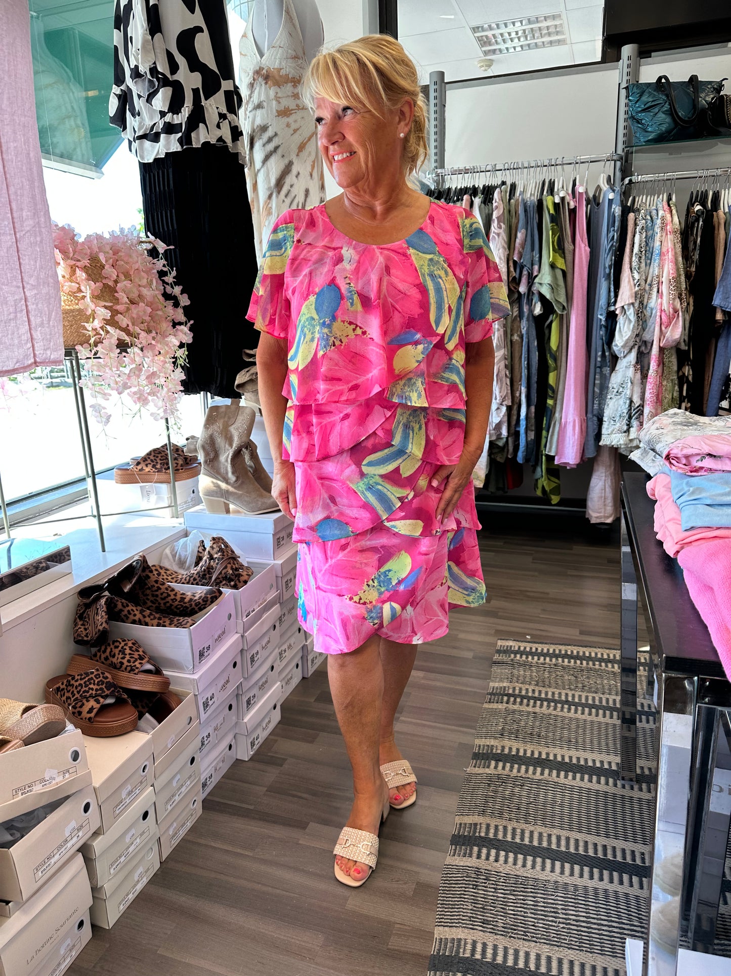 Lyhyt sifonkimekko pinkki