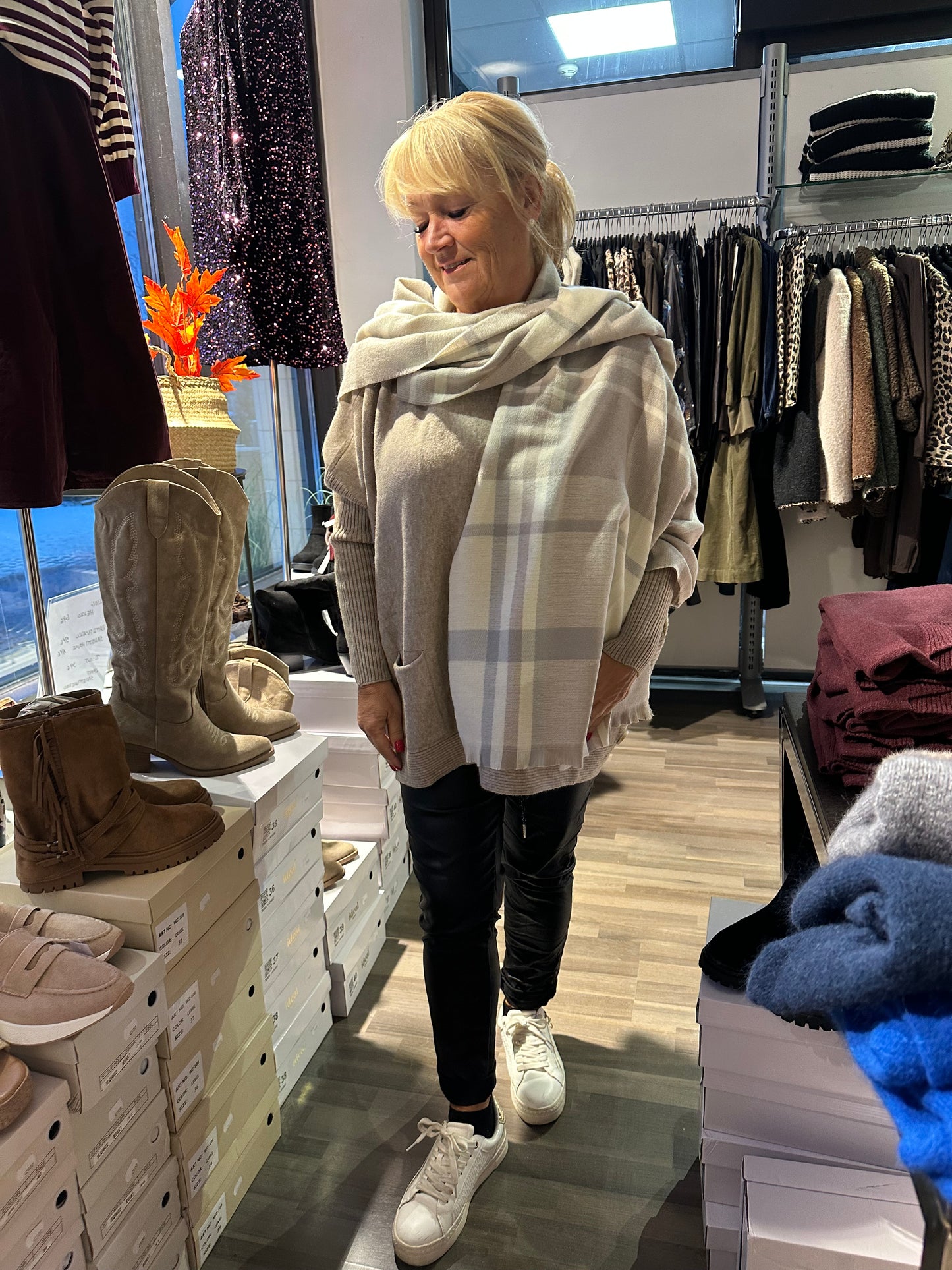 Ruutu kaulahuivi vaalea