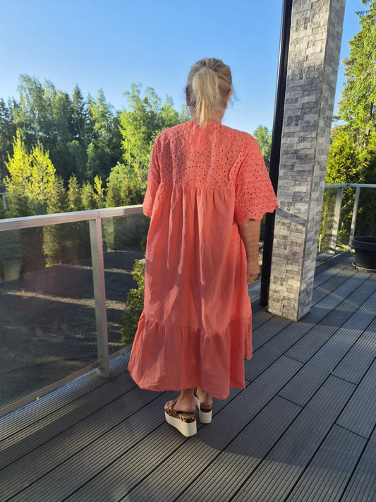 Brodeerattu mekko (6 väriä)