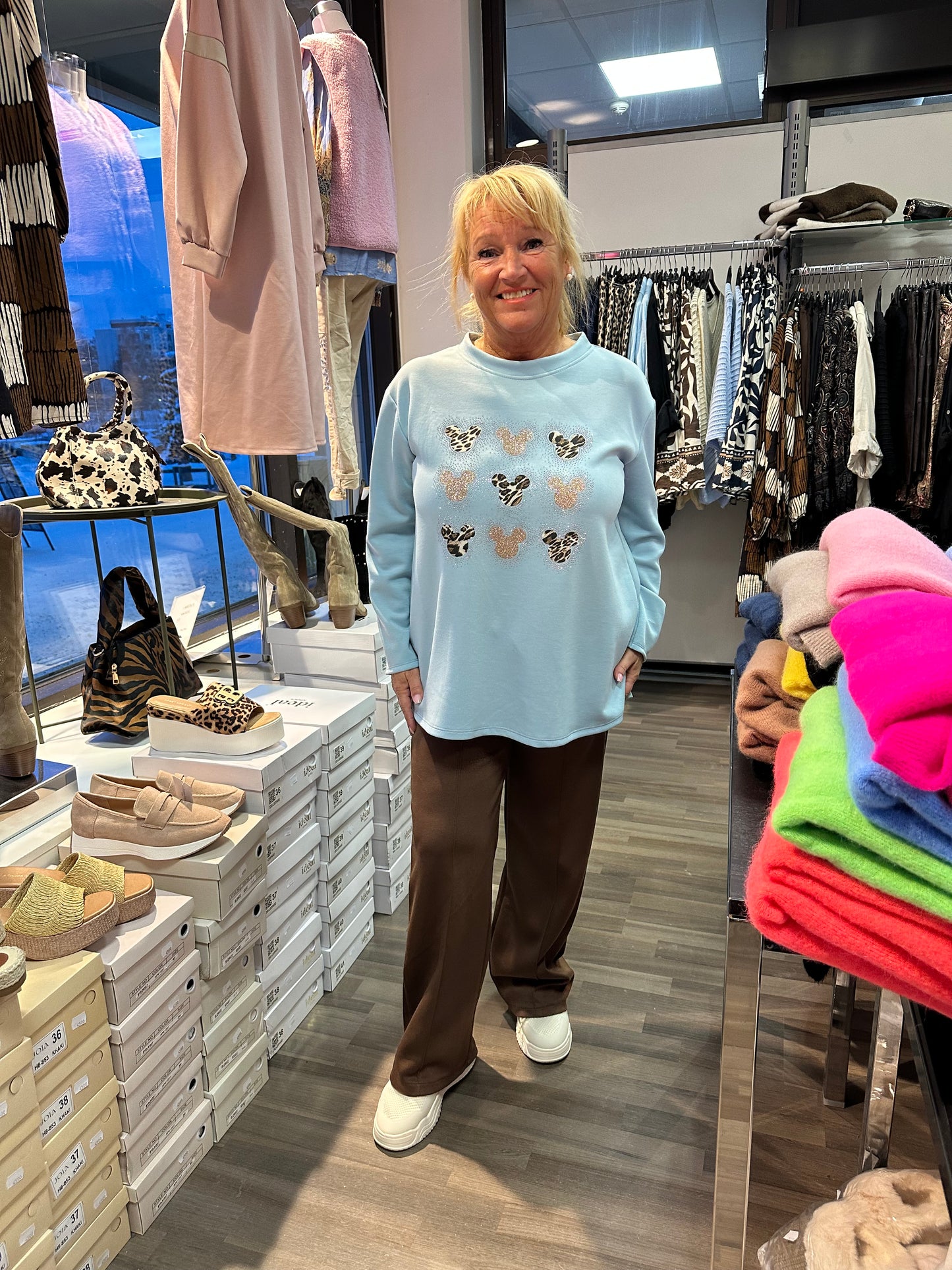 College pusero pikku Mikki vaaleansininen