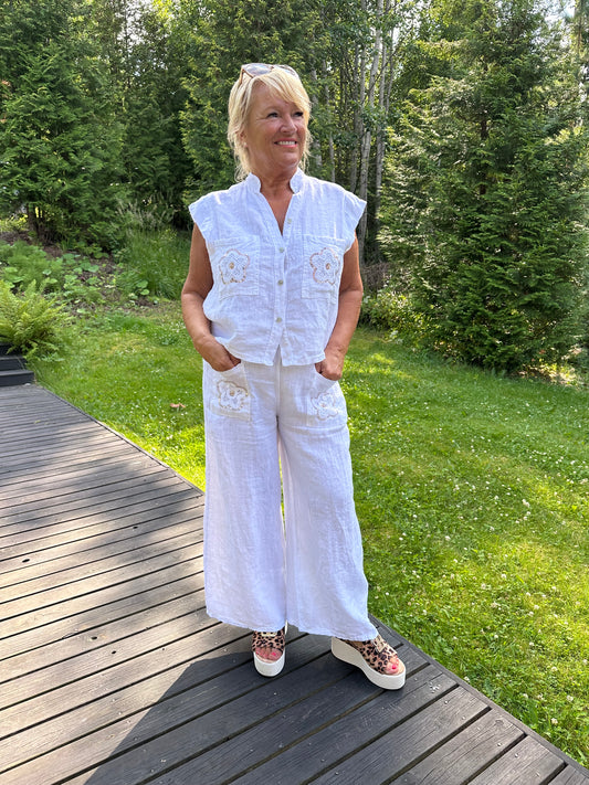 Leveälahkeiset pellavahousut brodeerauksella valkoinen