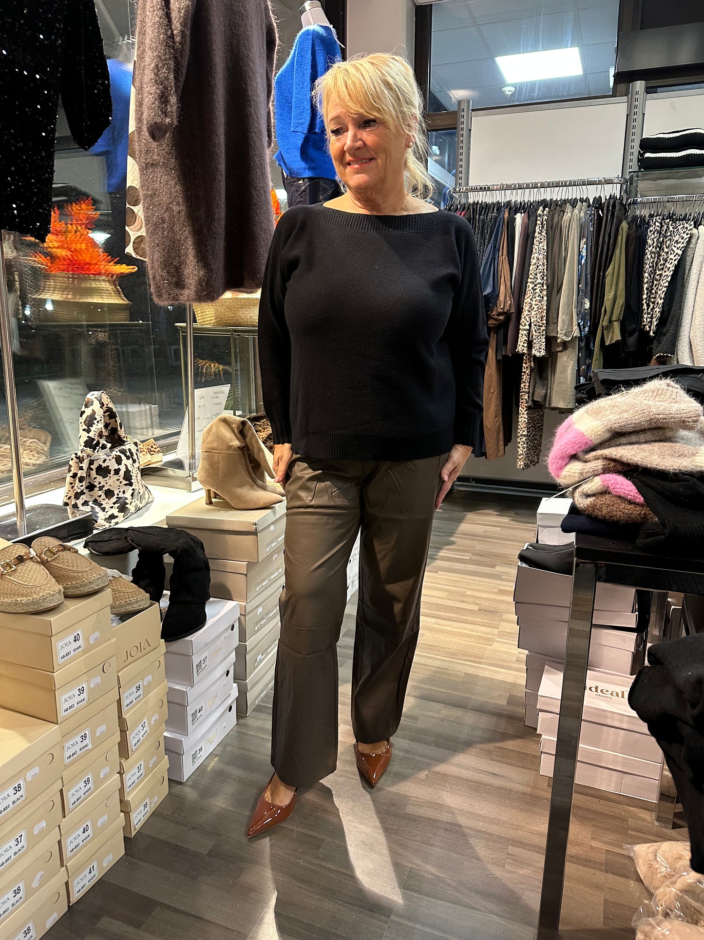 Neulepusero venepääntiellä musta