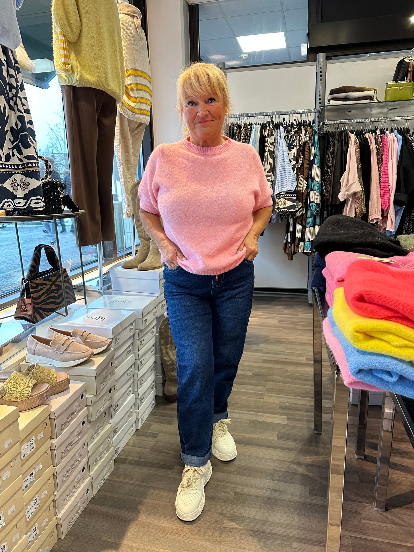 Mom fit -farkku keskitummalla pesulla