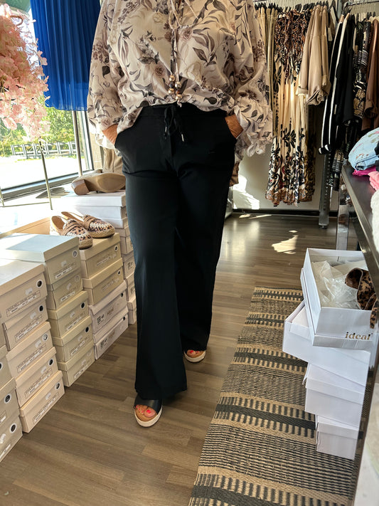 Leveälahkeiset stretch housut musta