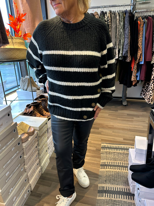 Raidallinen neulepusero napeilla