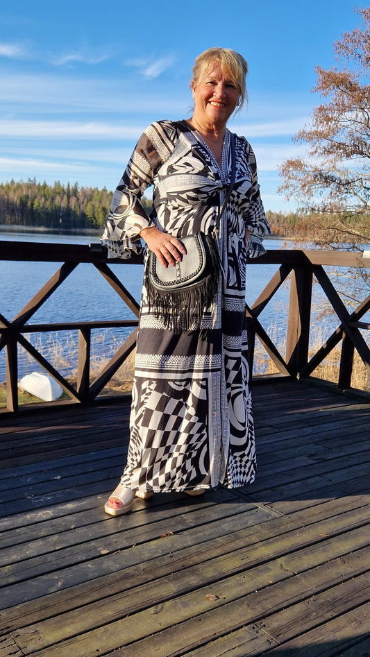 Sifonkihiha mekko mustavalkoinen