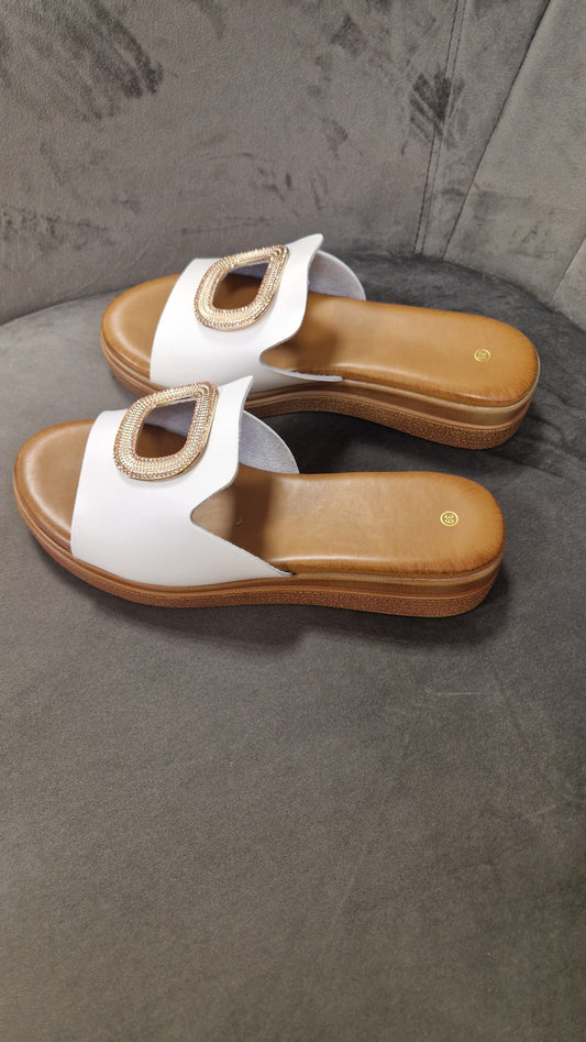 Valkoiset sandaalit kultakoristeella