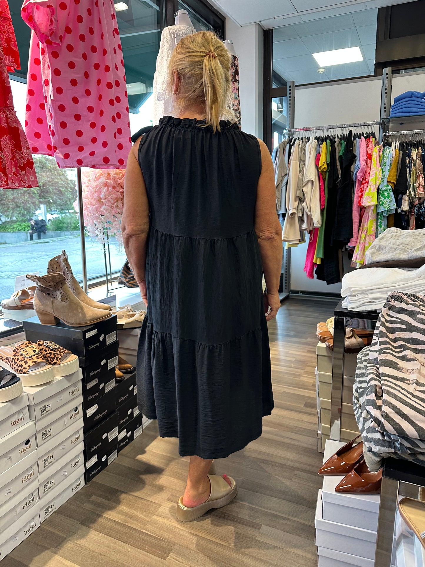 Halterneck viskoosimekko (4 väriä)