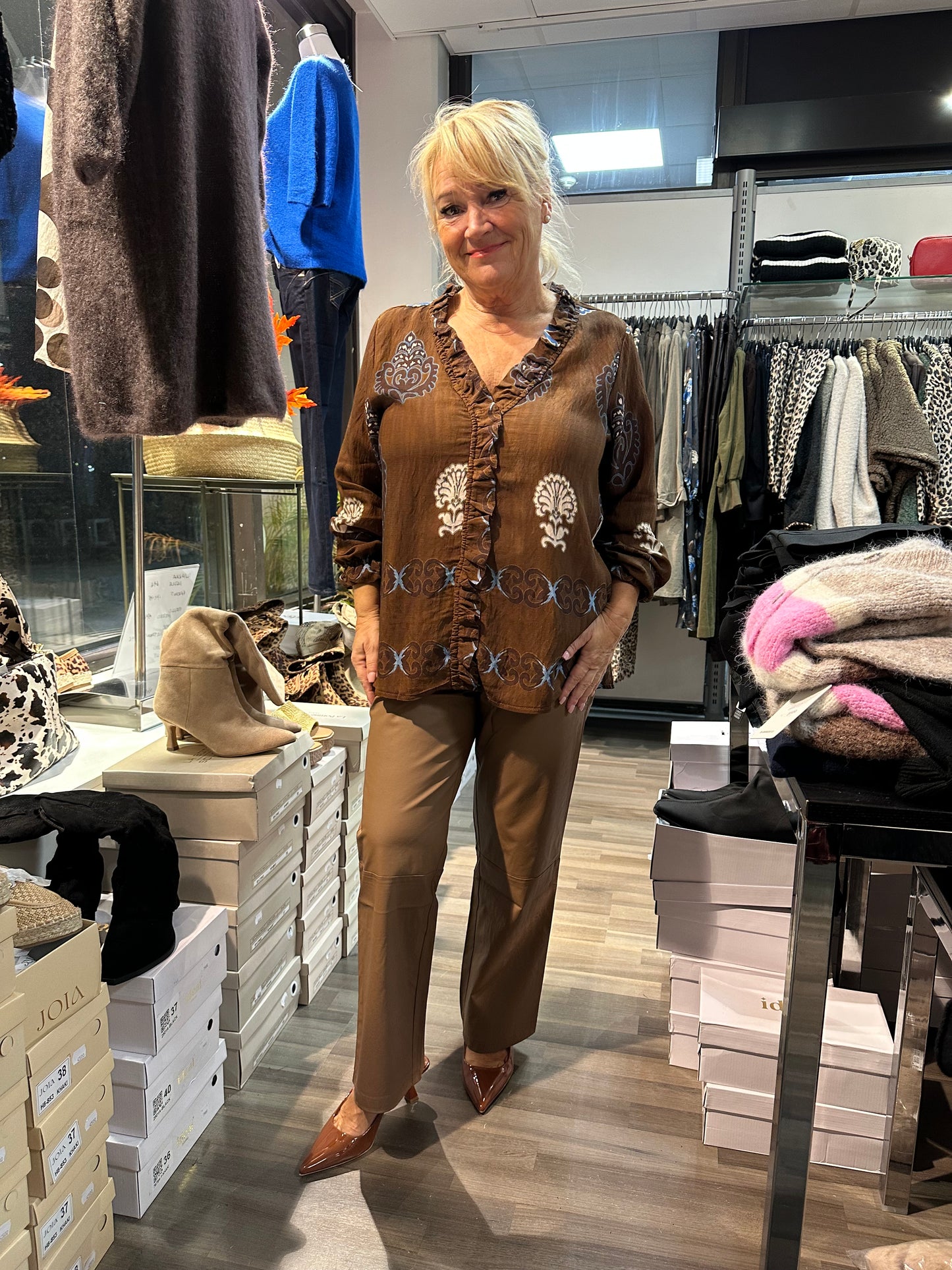 Viskoosipusero röyhelöllä ruskea