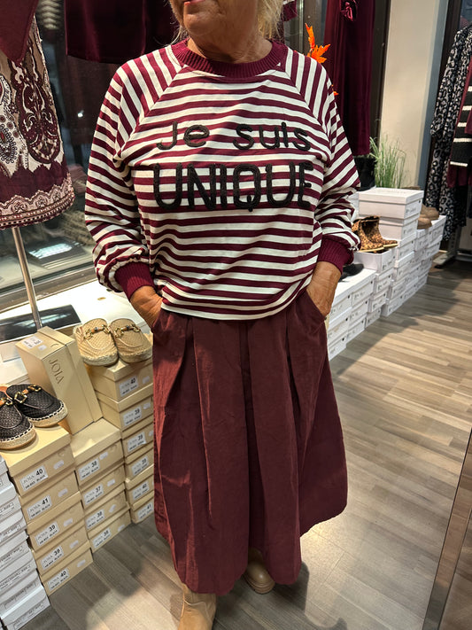 Raidallinen collegepusero viininpunainen