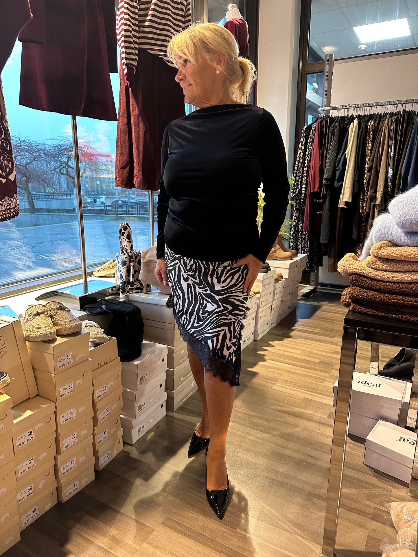 Lyhyt satiinihame pitsihelmalla seepra