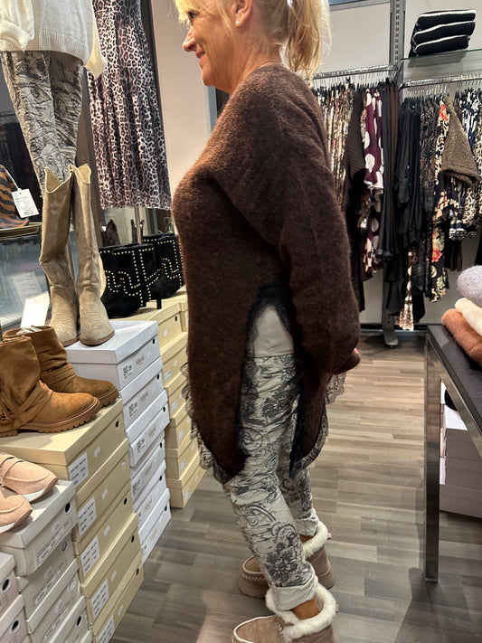 Neulepusero epäsymmetrisellä pitsihelmalla ruskea