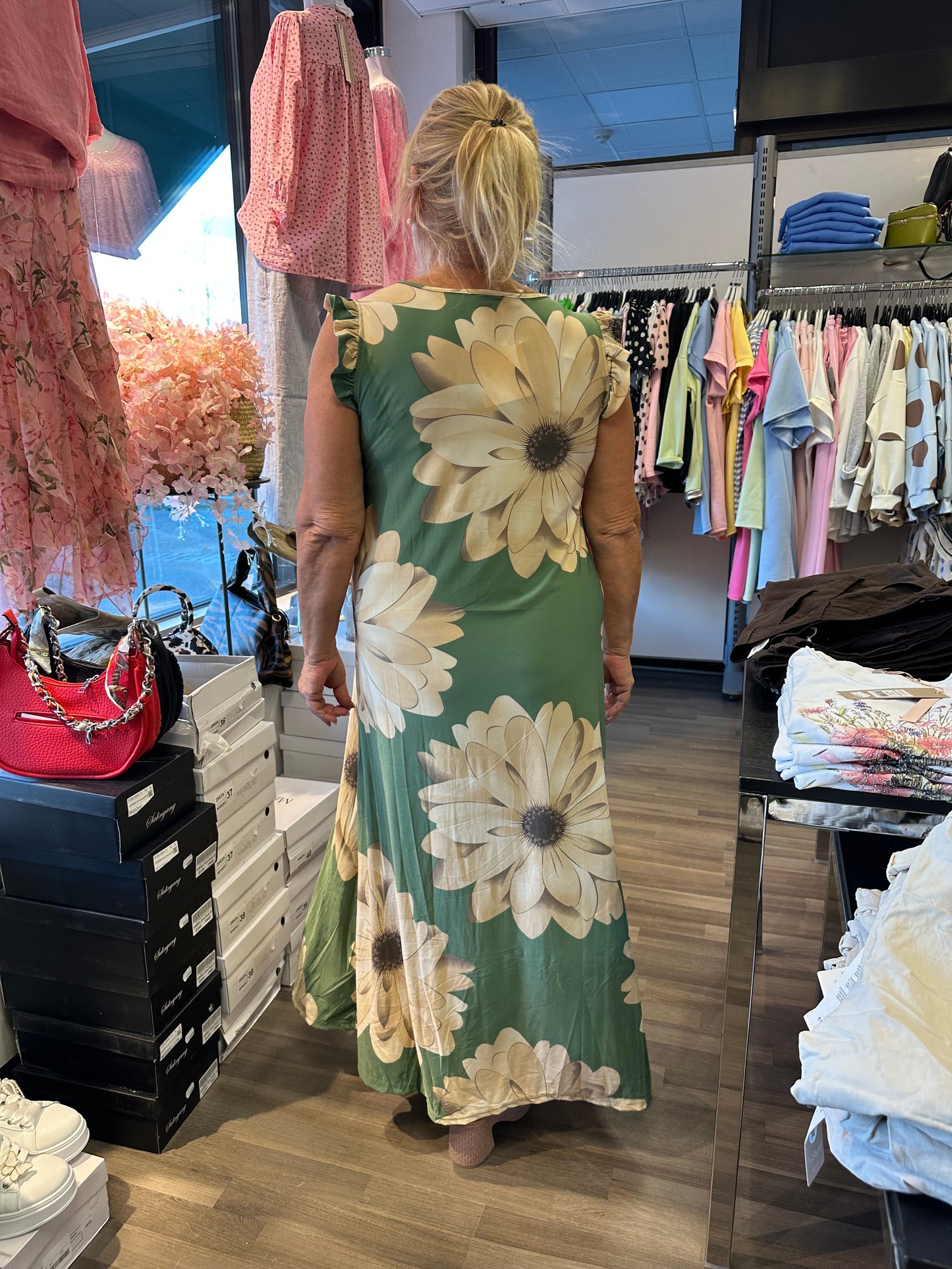 Midimittainen mekko kukka ruskea