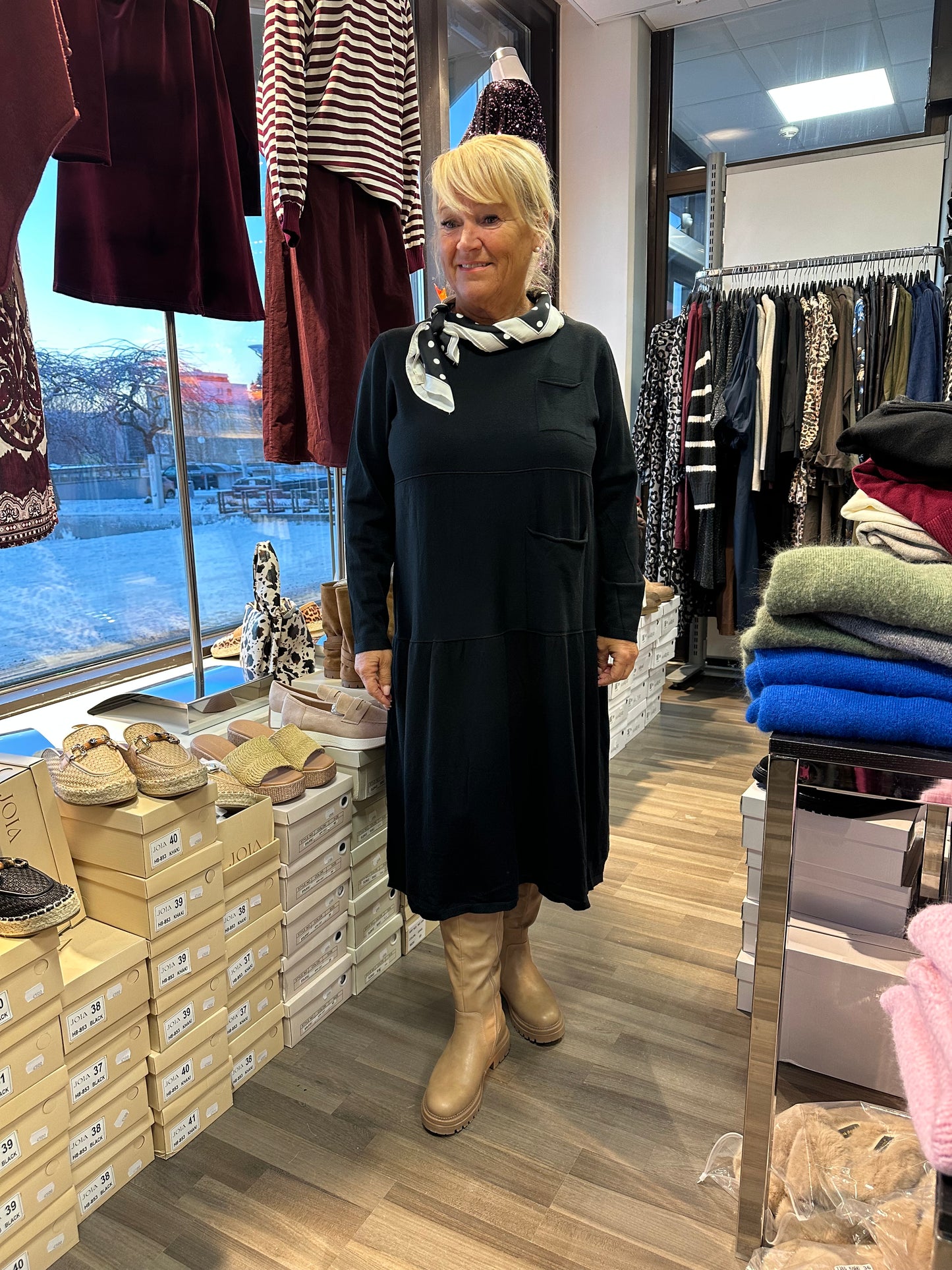 Midimittainen neulemekko Pocket musta