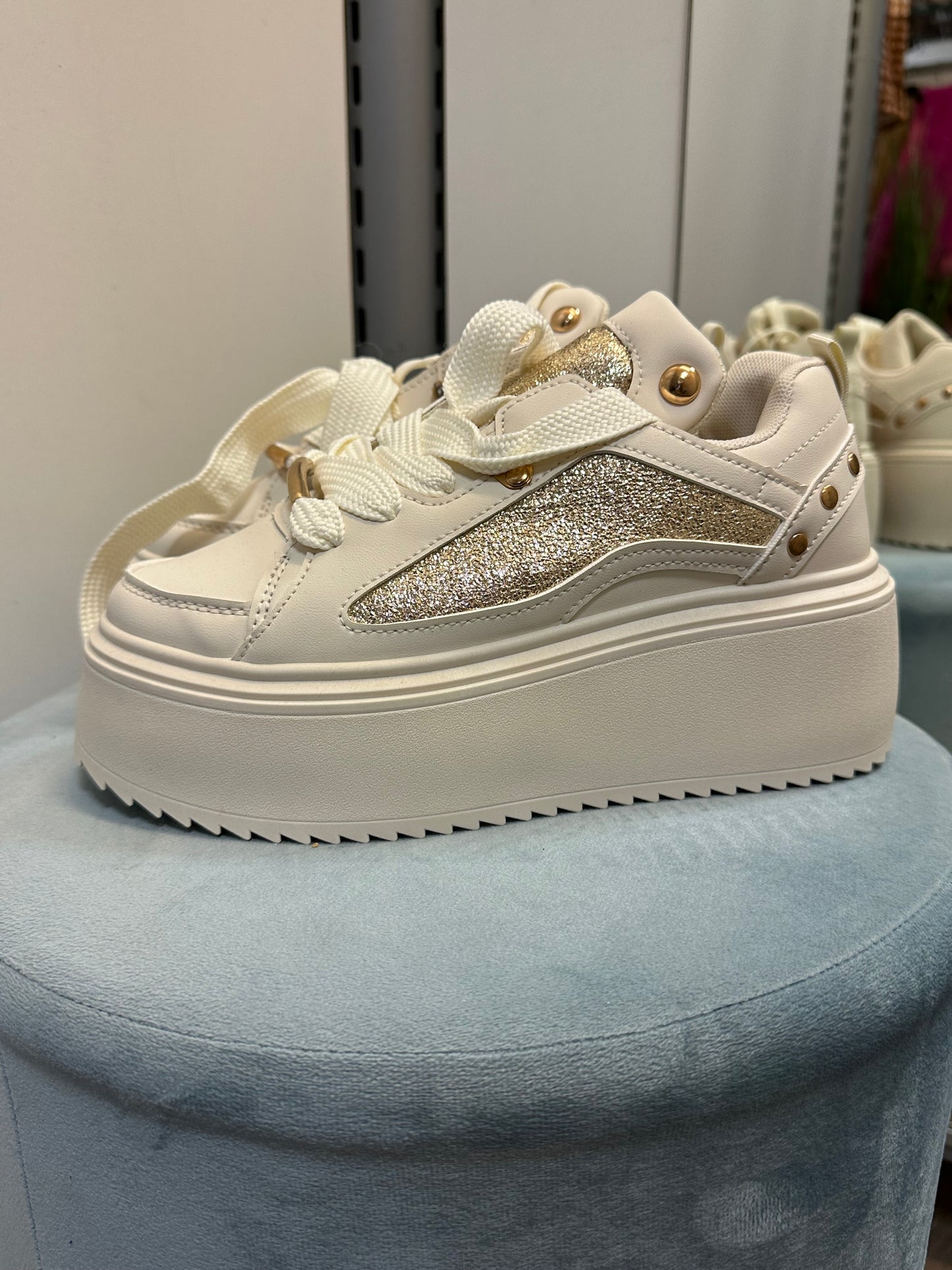 Paksupohjaiset tennarit