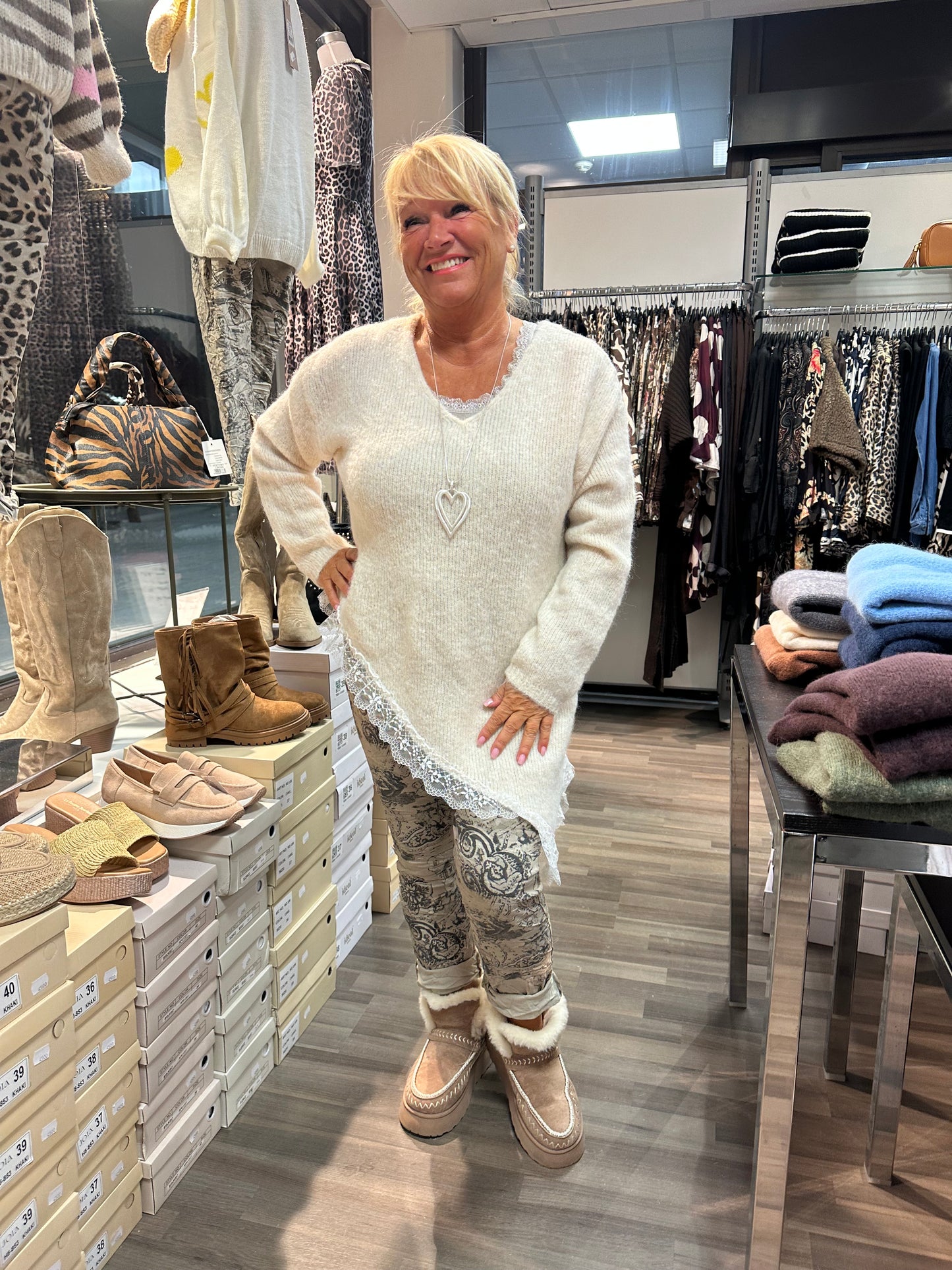 Neulepusero epäsymmetrisellä pitsihelmalla beessi