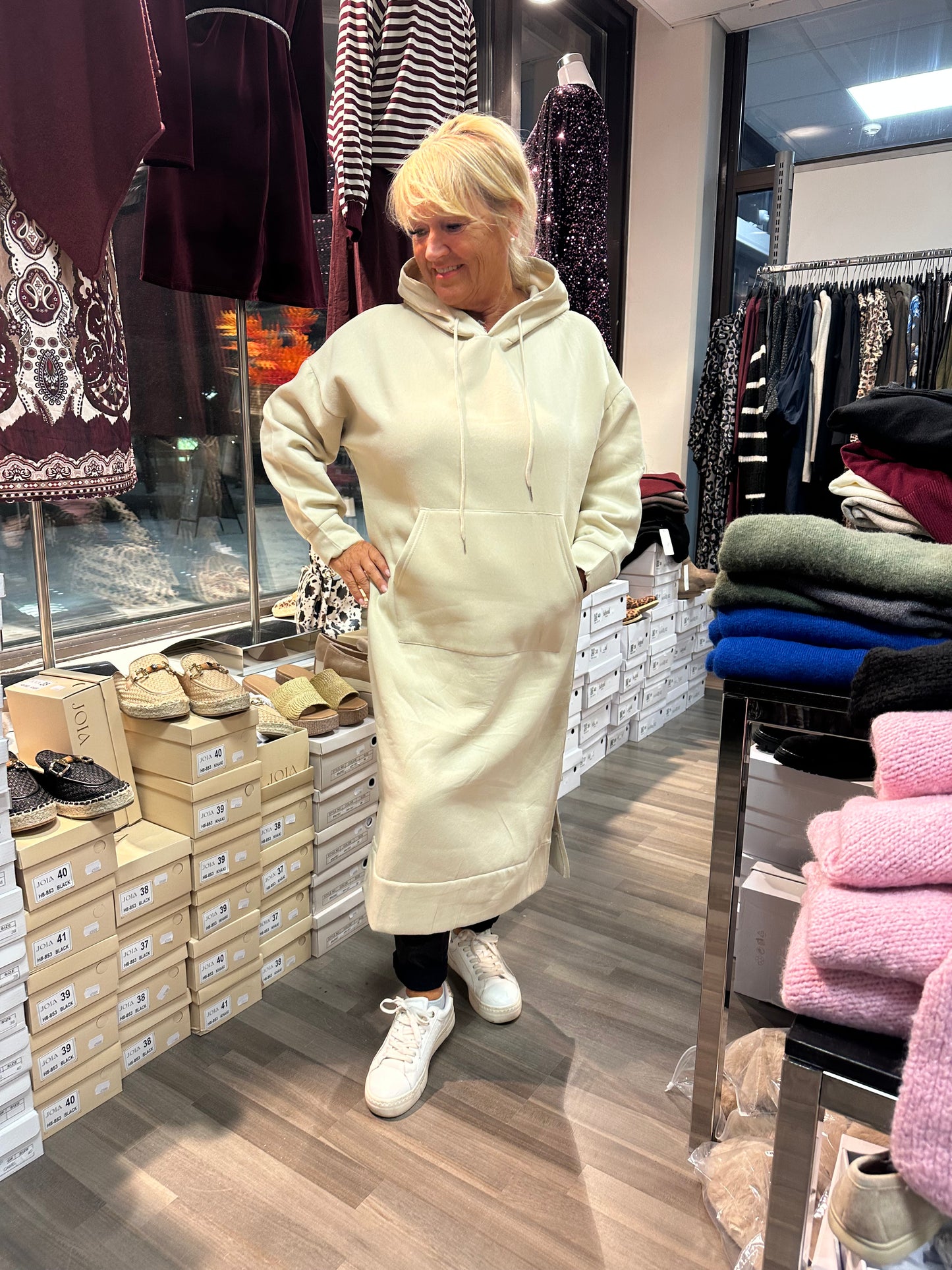 Pitkä hupparimekko vaalea beessi