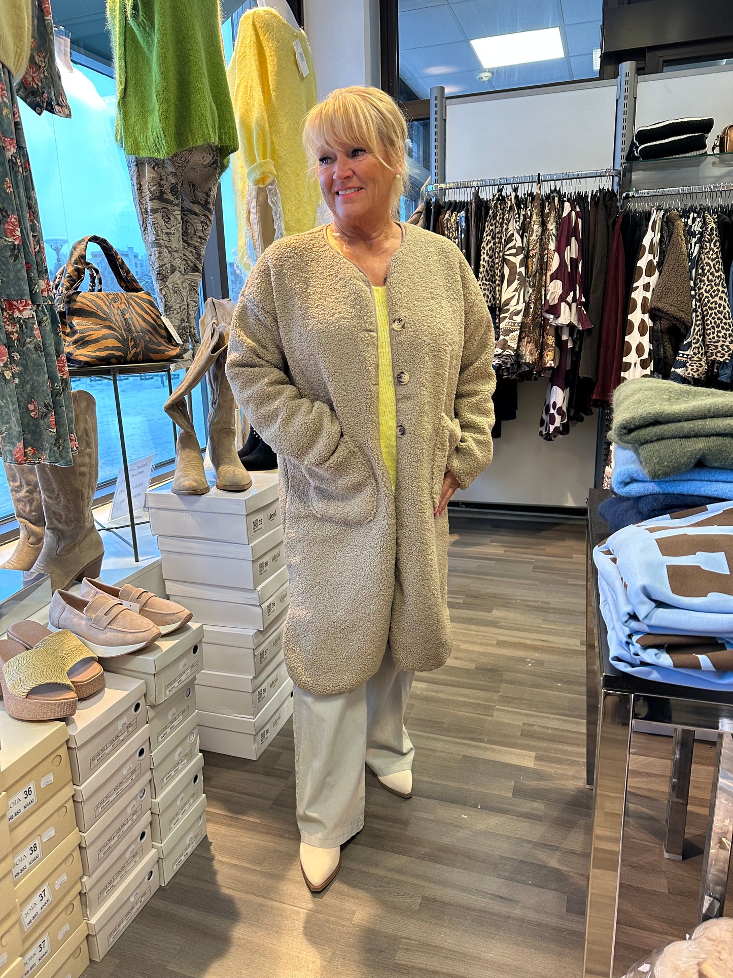 Kaulukseton teddy takki taupe