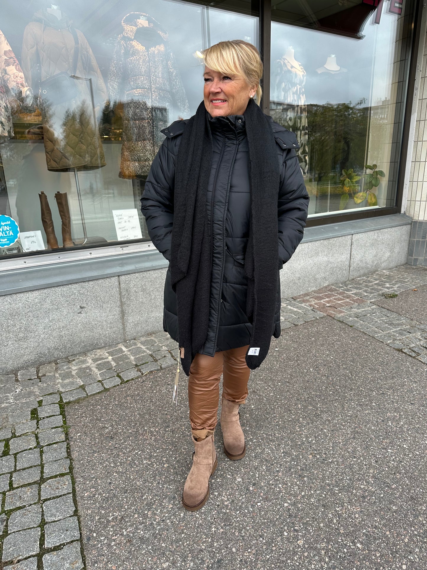 Pehmeä kaulahuivi musta