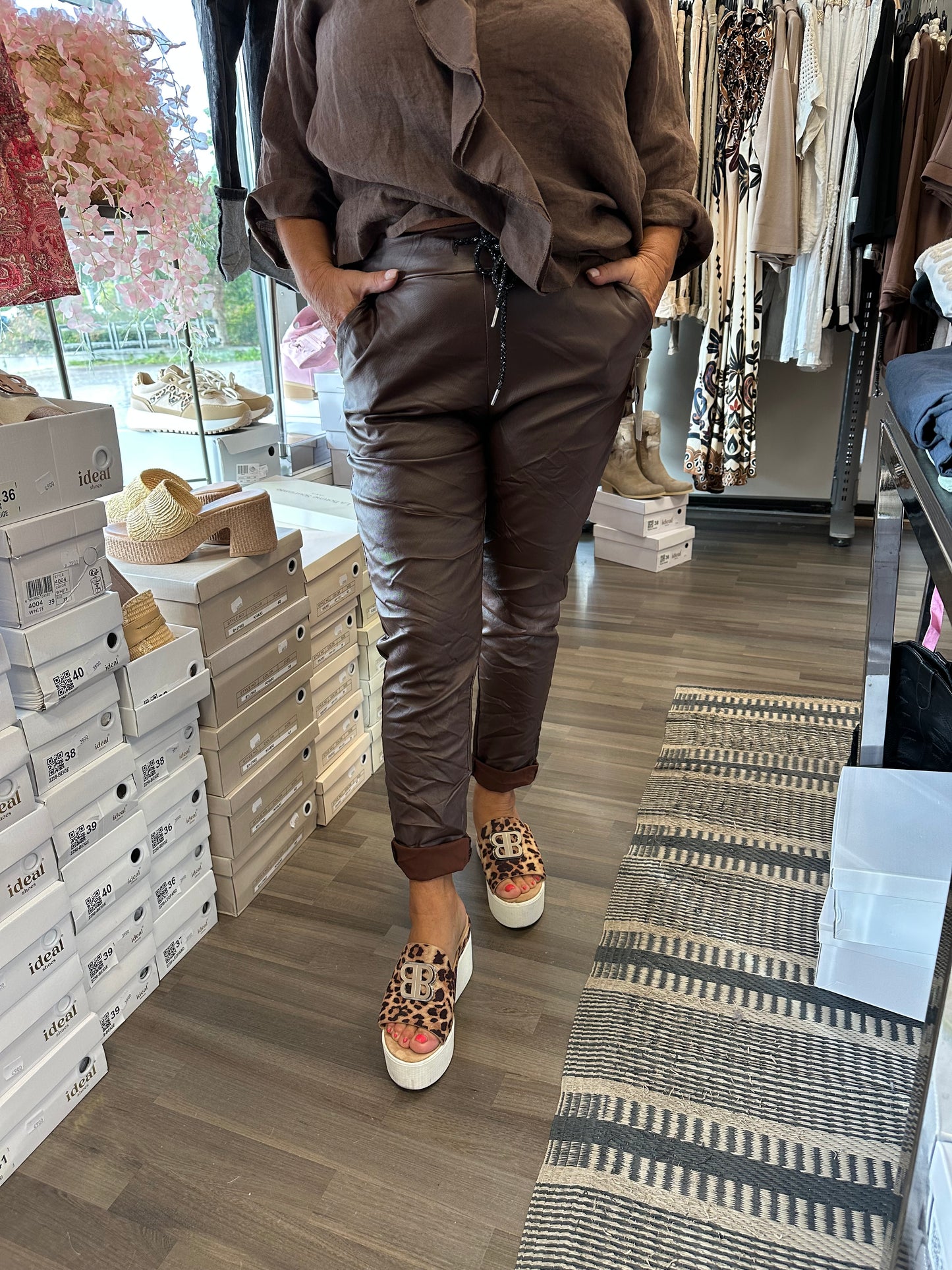 Stretch keinonahkahousu tummanruskea