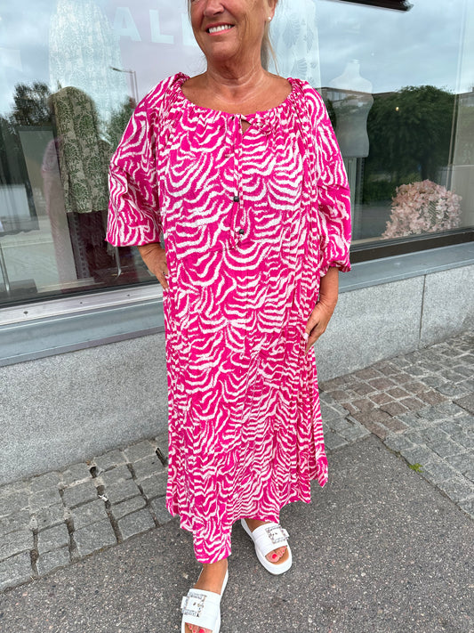Pitkä plussize mekko fuksia
