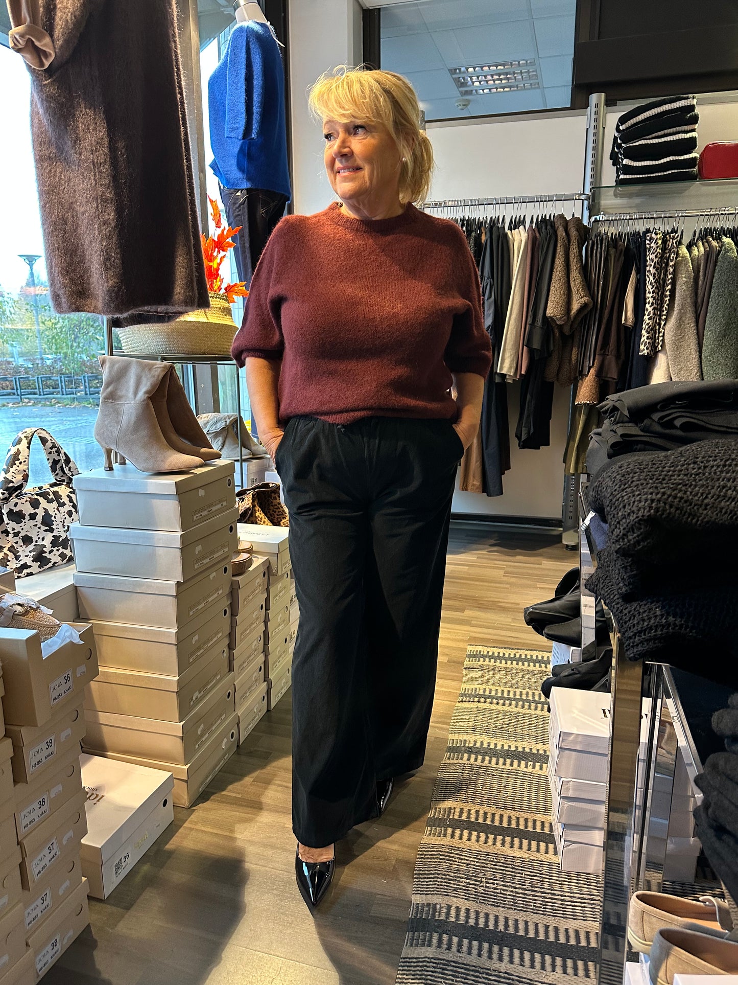 Leveälahkeiset samettihousut musta