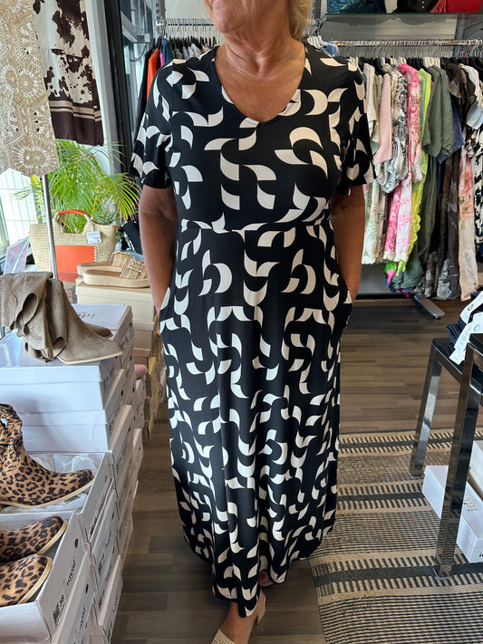 Pitkä trikoomekko mustavalkoinen