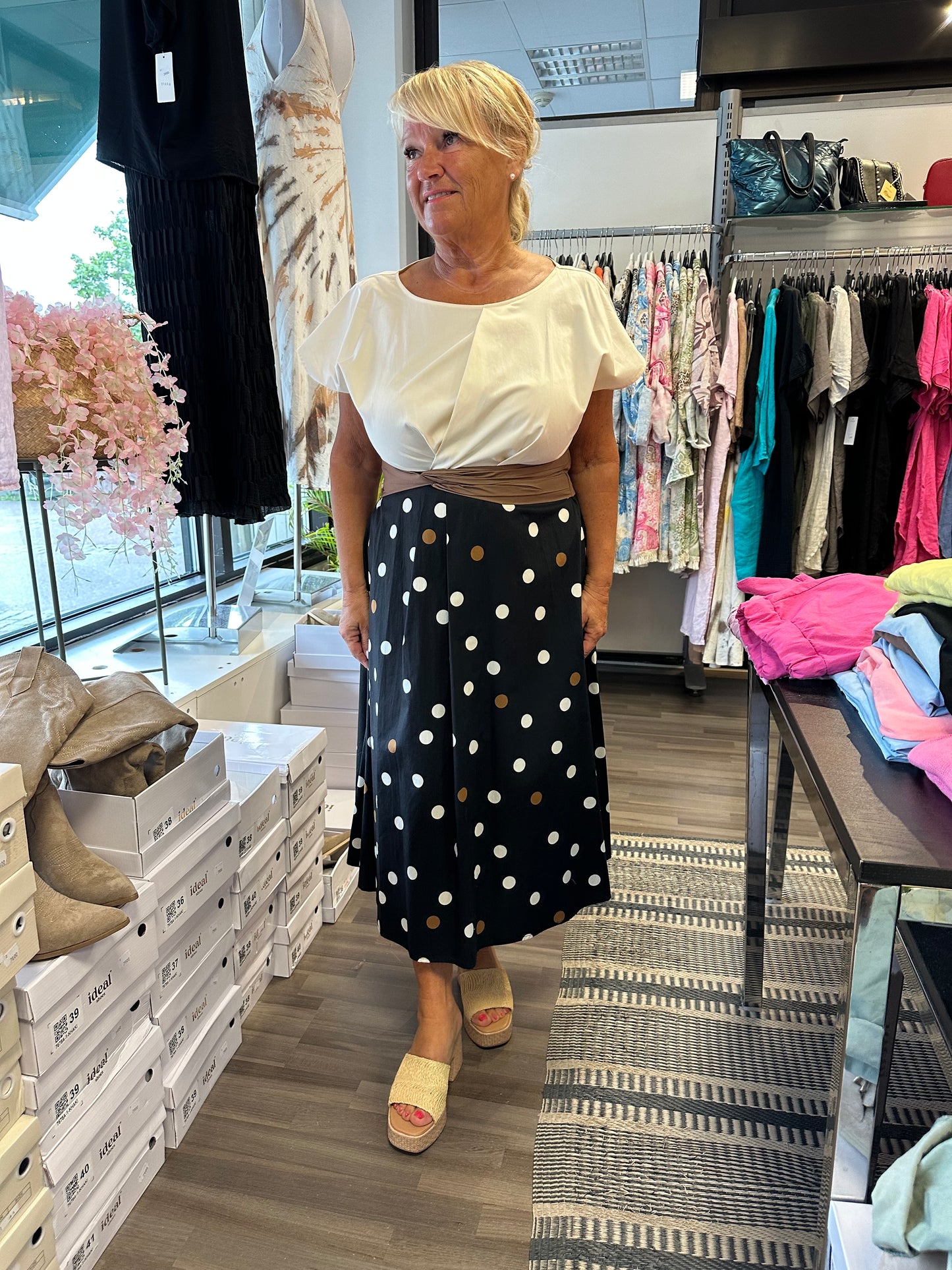 Kellohelmainen puuvillamekko