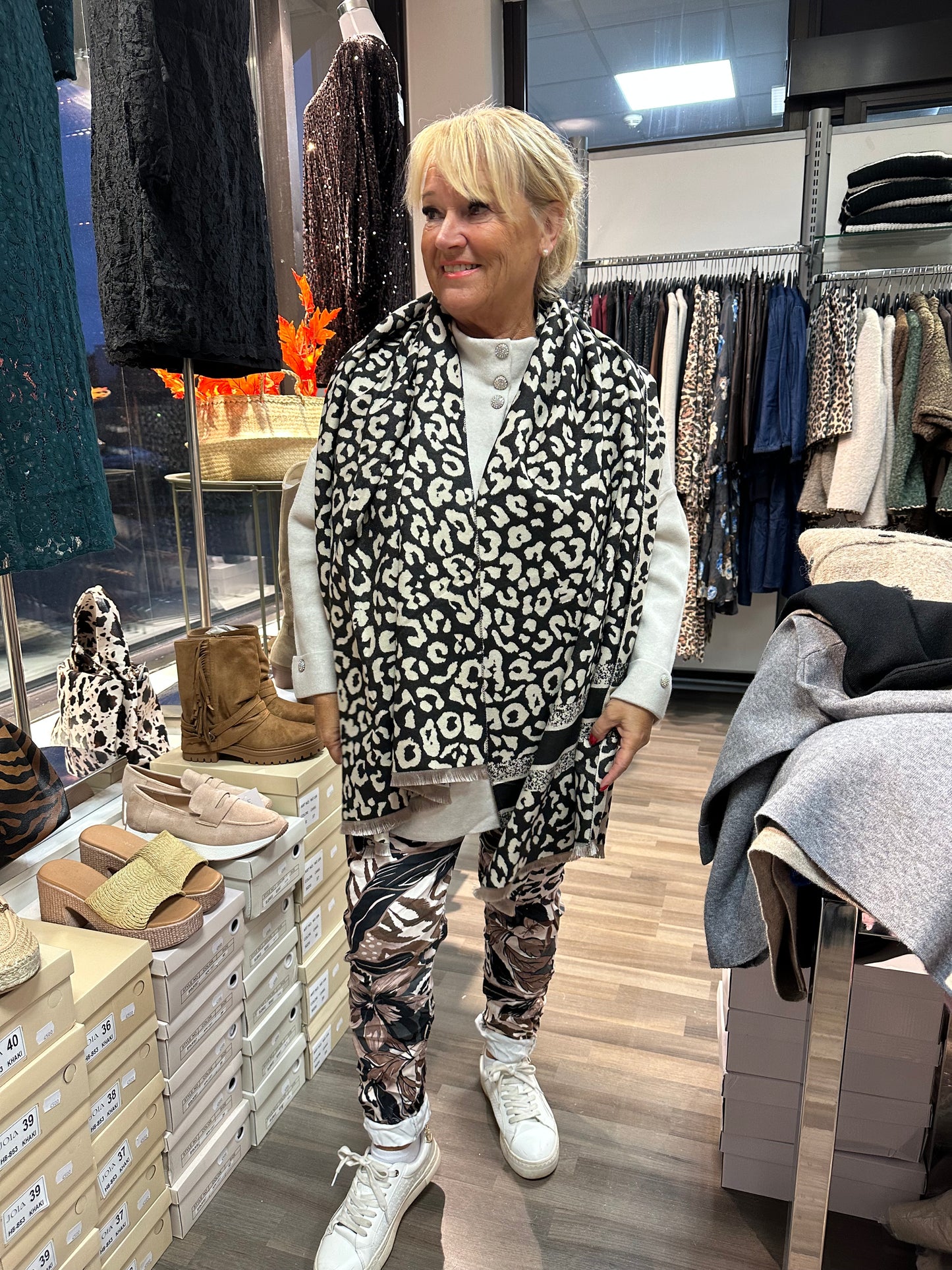 Kaulahuivi musta pantteri