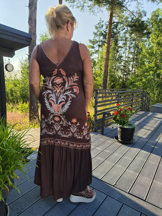 Kuviollinen pitkä mekko ruskea