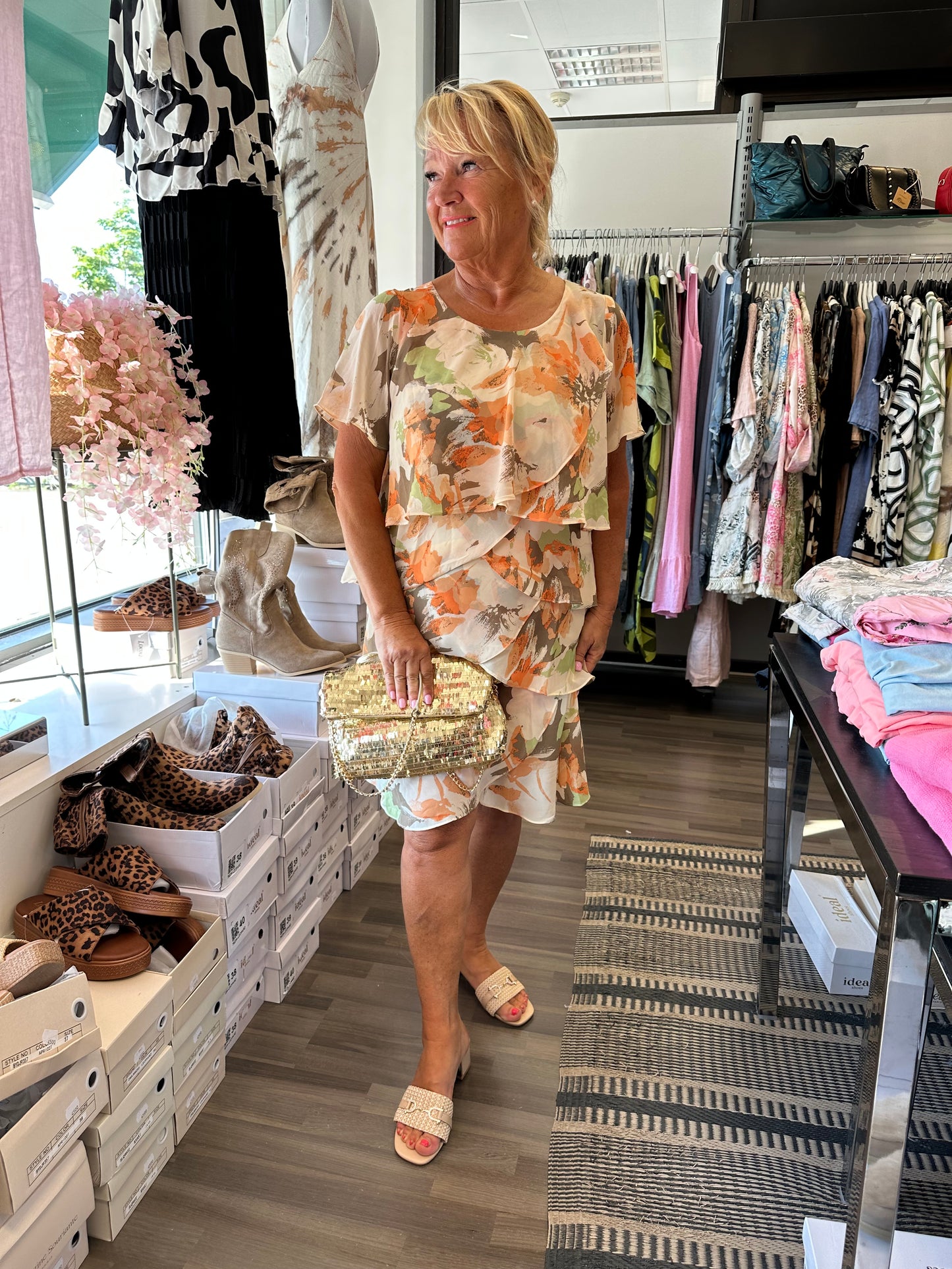 Lyhyt sifonkimekko oranssi