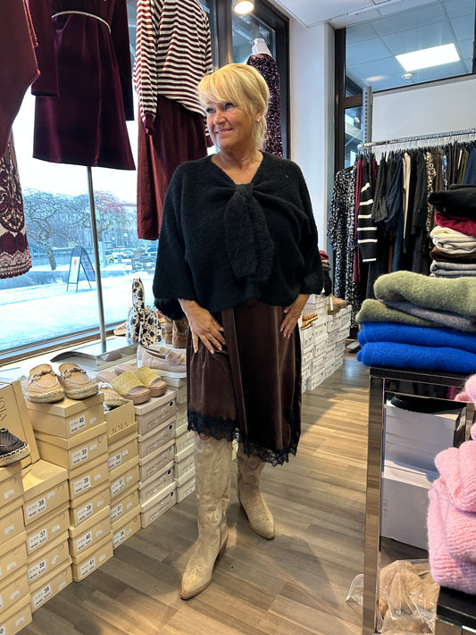 Samettimekko pitsikoristeilla ruskea