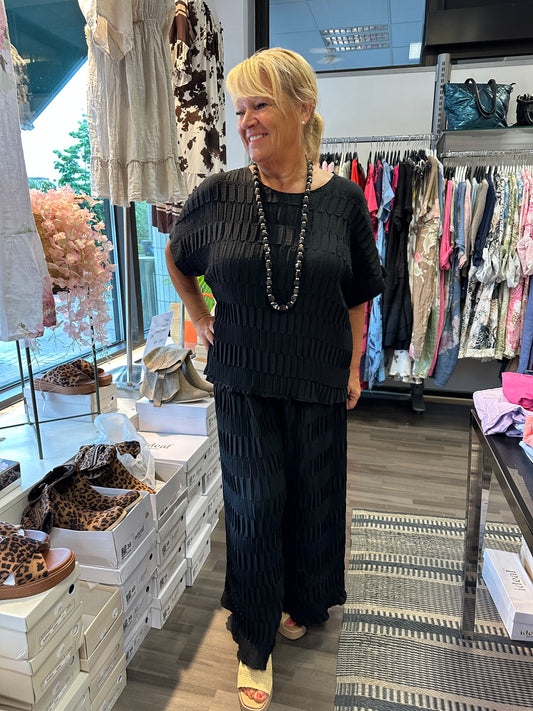 Leveälahkeiset kreppihousut