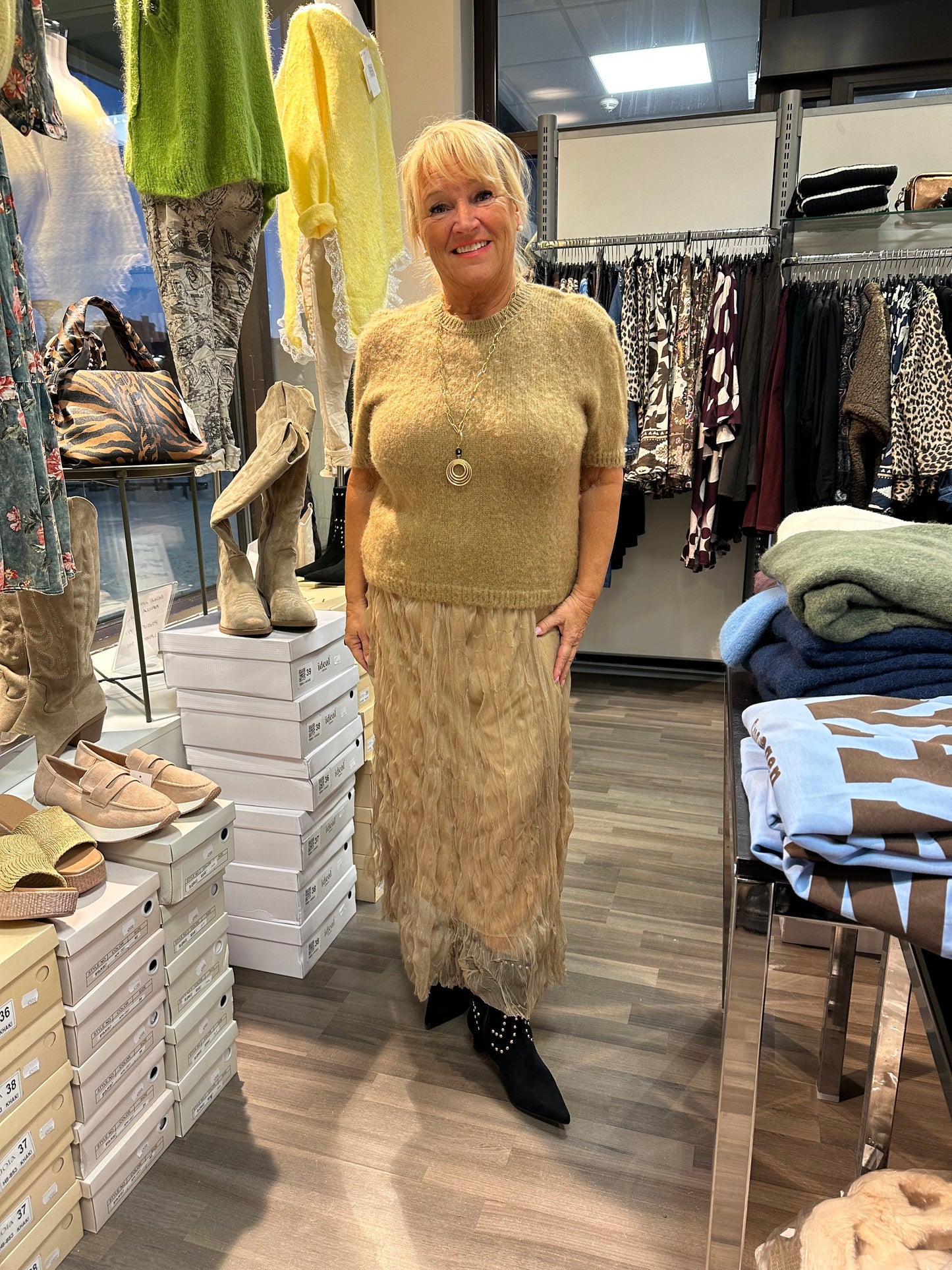 Kid mohair neule lyhyillä hihoilla kameli