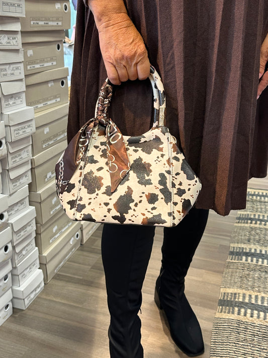 Pikkulaukku huivilla lehmä