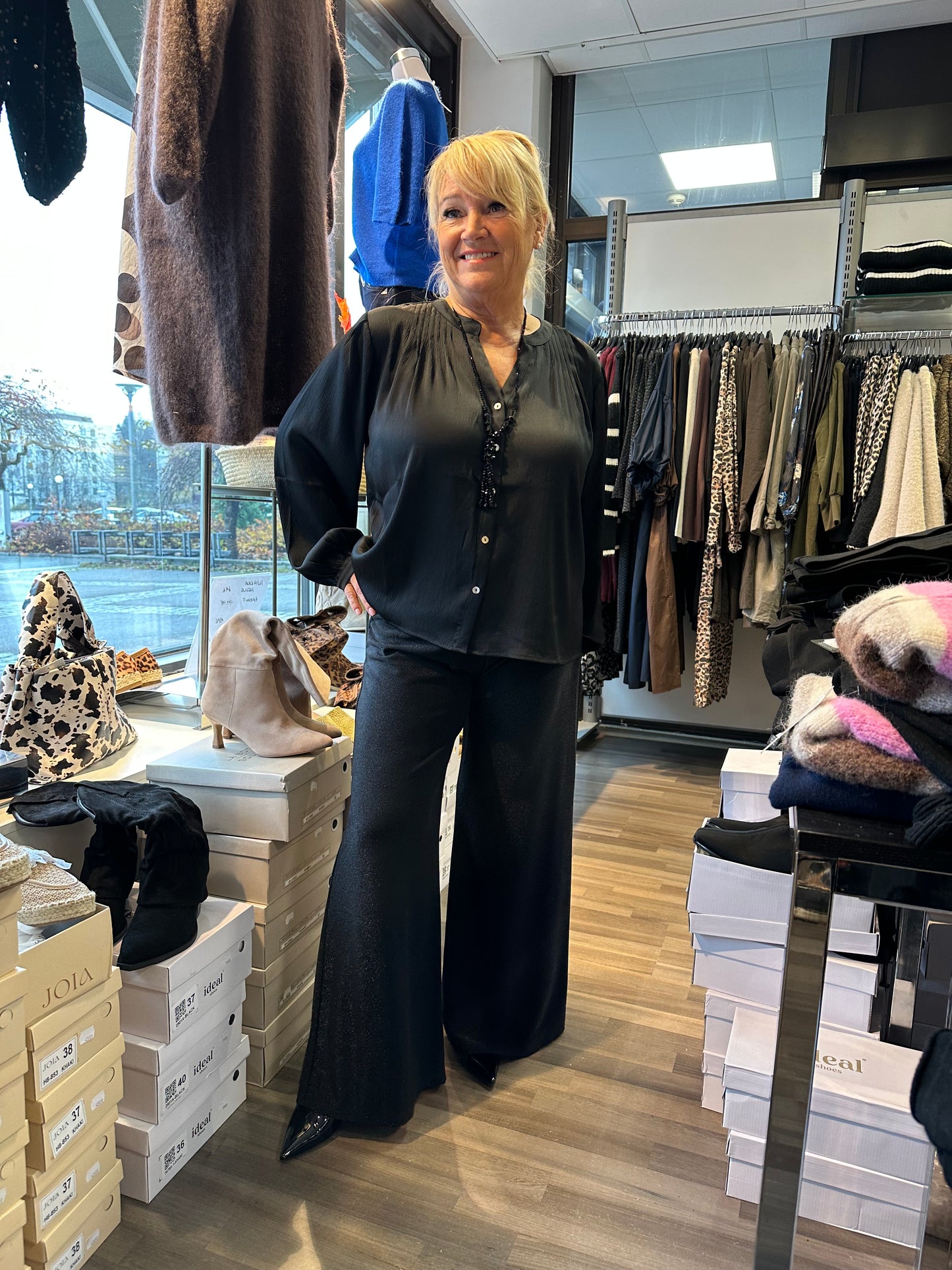 Leveälahkeiset kiiltävät lurex housut musta