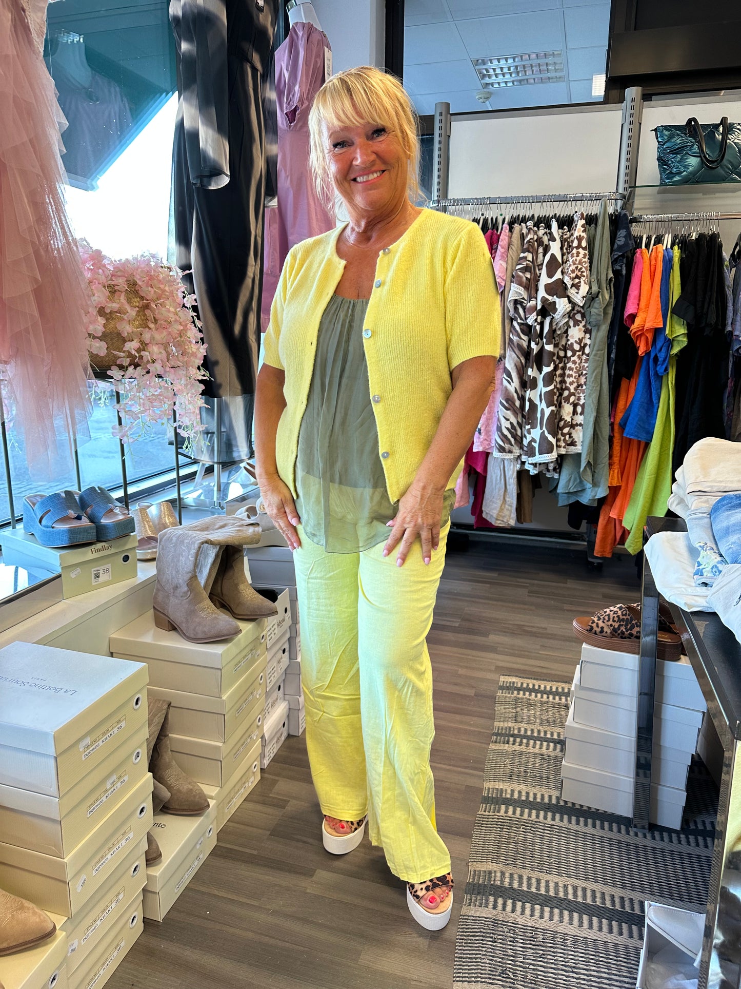 Lyhythihainen neuletakki keltainen